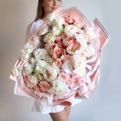 A woman holds a luxury bouquet made for flower delivery Istanbul